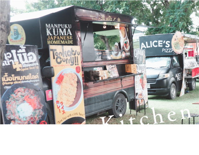 食の世界 キッチンカー　出店時間14:00〜18:00 おにぎり・サンドイッチ・ホットドック・いちご飴・飲み物など 